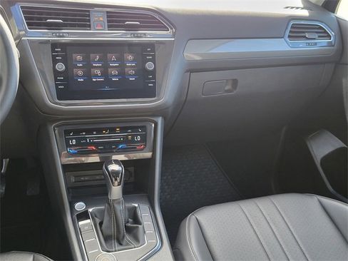 Used 2022 Volkswagen Tiguan SE w/ Panoramic Sunroof Package image 31