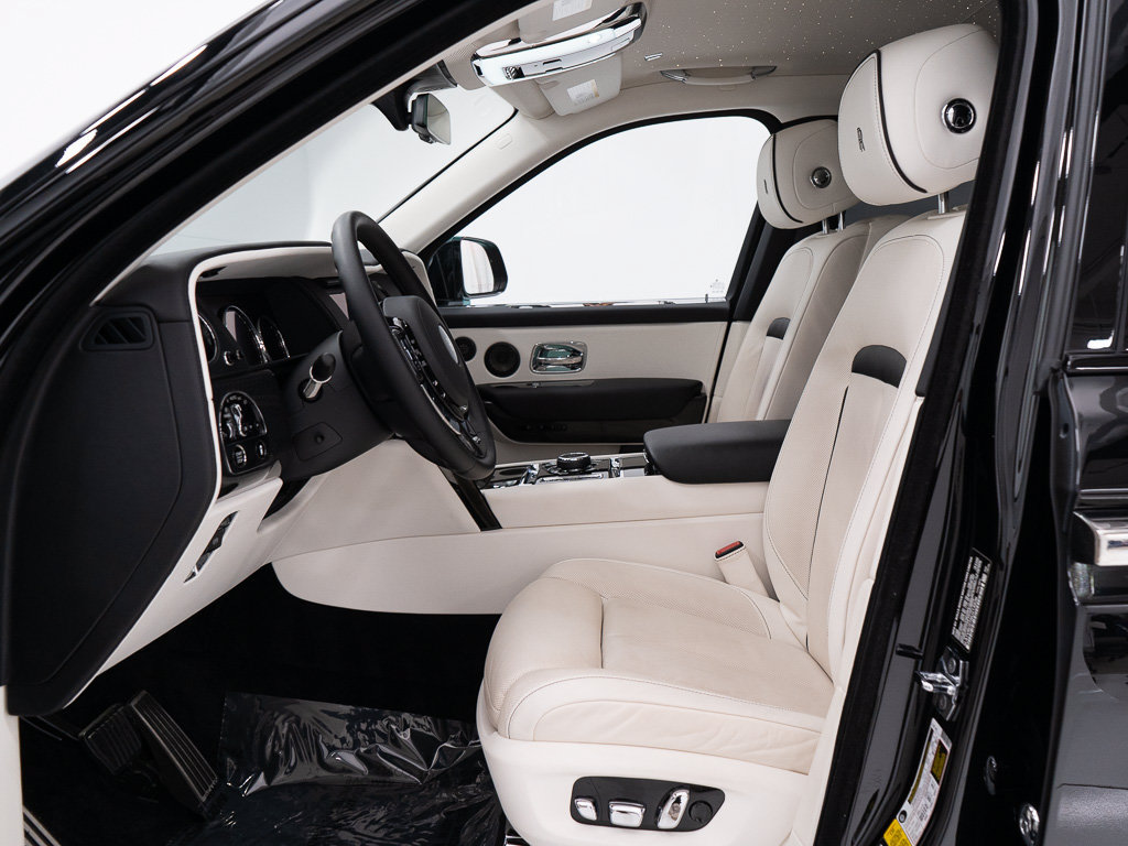 Certified 2022 Rolls-Royce Cullinan Black Badge w/ Dark Exterior Package AWD/4WD image 16