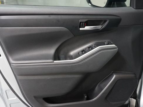 Certified 2024 Toyota Highlander XLE FWD image 31