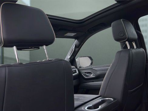 Used 2023 GMC Yukon XL SLT w/ SLT Luxury Package image 9