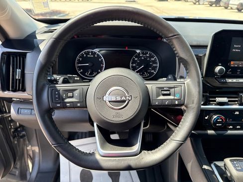 Used 2025 Nissan Pathfinder SV FWD image 19