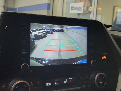 Used 2020 Toyota Highlander XLE image 28