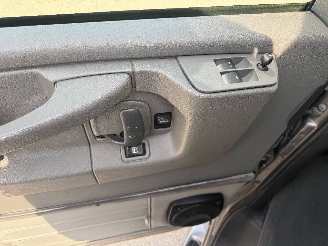 Used 2010 GMC Savana 1500 w/ Preferred Equipment Group RWD image 11