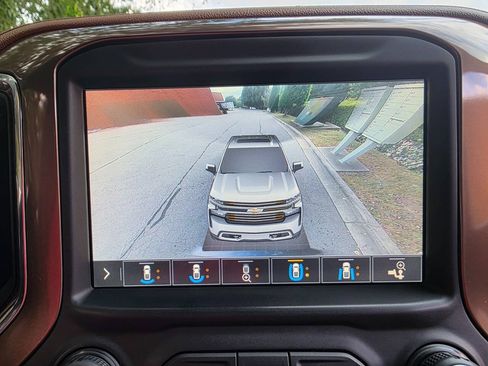 Used 2019 Chevrolet Silverado 1500 High Country w/ Technology Package AWD/4WD image 36