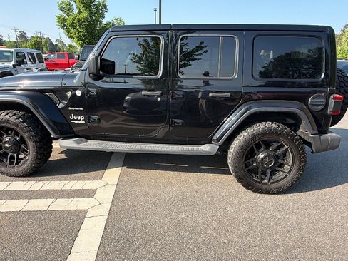 Used 2018 Jeep Wrangler Unlimited Sahara w/ Dual Top Group AWD/4WD image 11