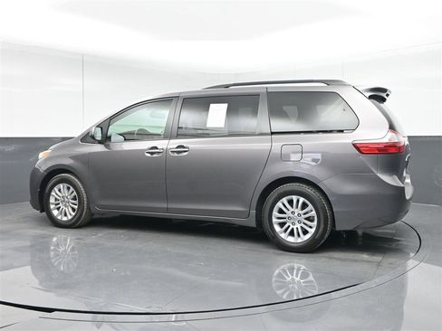 Used 2016 Toyota Sienna XLE image 7