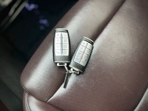 Used 2022 Genesis GV70 2.5T w/ Advanced Package image 37