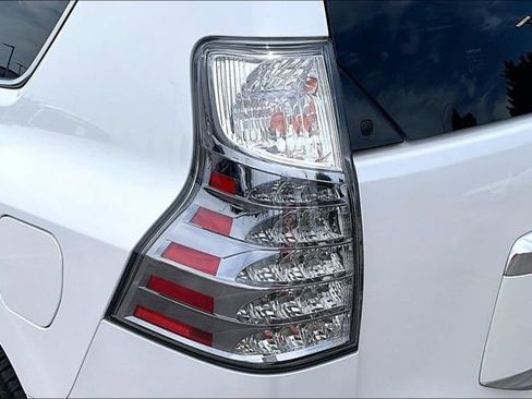 Used 2023 Lexus GX 460 Luxury w/ Accessory Package AWD/4WD image 30