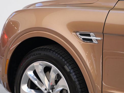 Used 2017 Bentley Bentayga AWD/4WD image 47