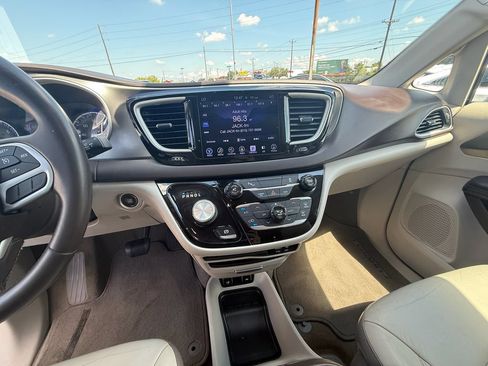 Used 2017 Chrysler Pacifica Touring-L w/ Tire & Wheel Group FWD image 17