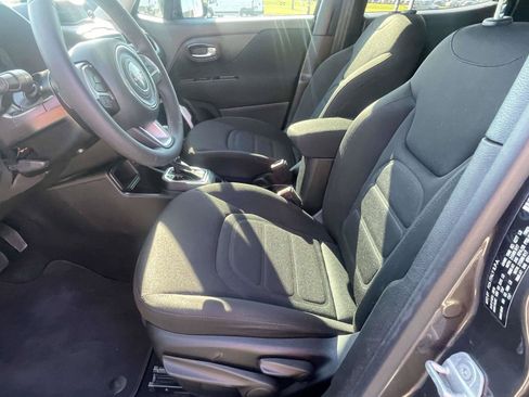 Used 2018 Jeep Renegade Latitude FWD image 14