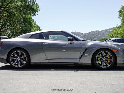 Used 2011 Nissan GT-R Premium AWD/4WD image 9
