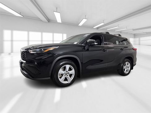 Used 2022 Toyota Highlander LE image 2