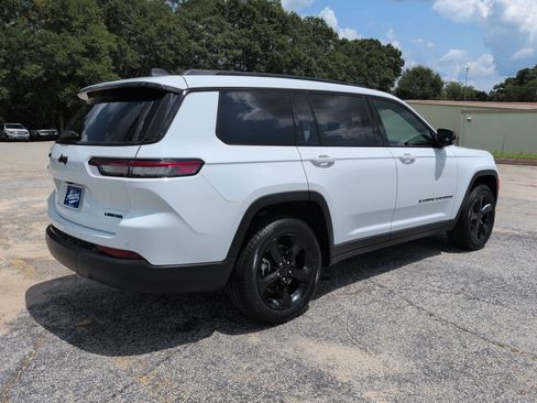 Certified 2024 Jeep Grand Cherokee L Limited w/ Black Appearance Package RWD image 3