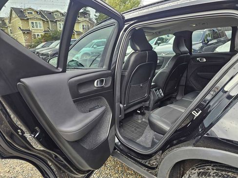 Certified 2025 Volvo XC40 B5 Plus w/ Protection Package Premier image 17