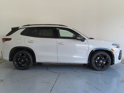 New 2026 Volkswagen Tiguan SE R-Line FWD image 2