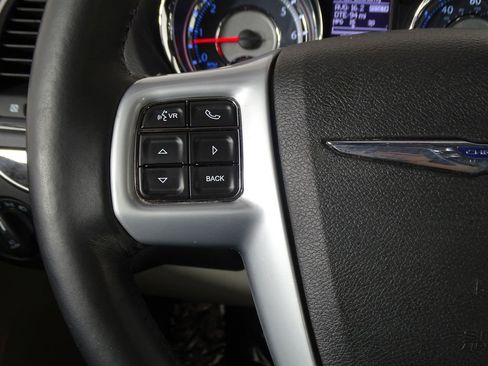 Used 2014 Chrysler Town & Country Touring image 24