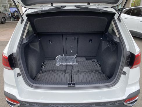 Used 2023 Volkswagen Taos SE w/ Panoramic Sunroof Package FWD image 16