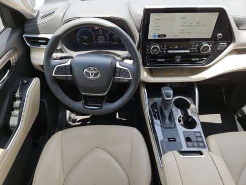 Used 2024 Toyota Highlander Platinum FWD image 11