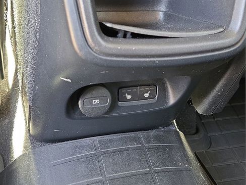 Used 2021 Volvo XC40 T5 Momentum w/ Advanced Package image 16