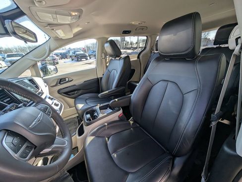 Used 2024 Chrysler Pacifica Touring-L image 13