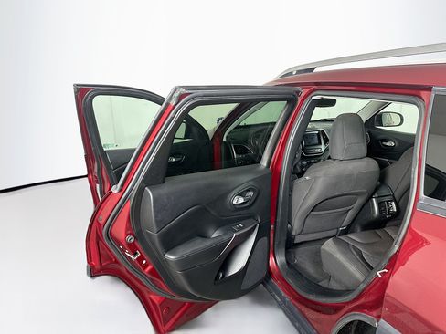 Used 2021 Jeep Cherokee Latitude FWD image 24