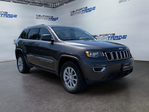 Used 2021 Jeep Grand Cherokee Laredo image 3