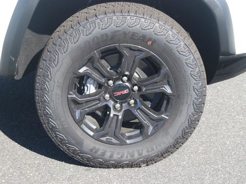New 2025 GMC Canyon Elevation w/ Convenience Package image 18