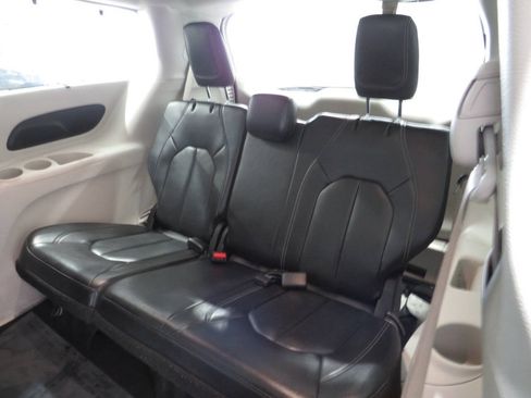 Used 2022 Chrysler Pacifica Touring-L FWD image 13