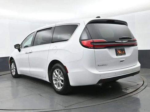 Used 2024 Chrysler Pacifica Touring-L FWD image 9