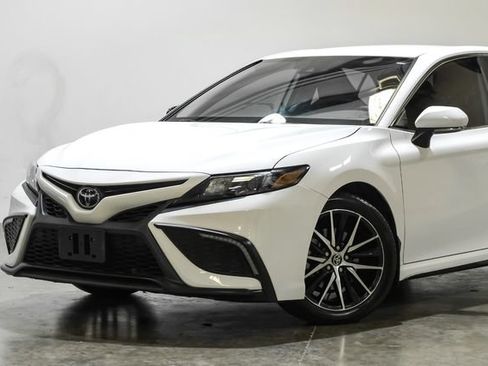 Used 2023 Toyota Camry SE FWD image 6