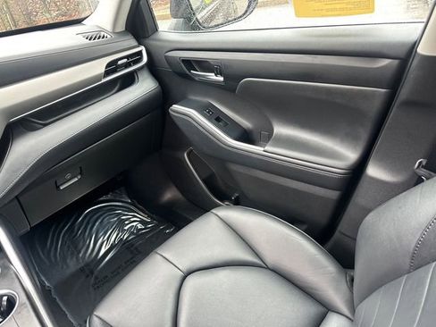 Used 2022 Toyota Highlander XLE AWD/4WD image 23