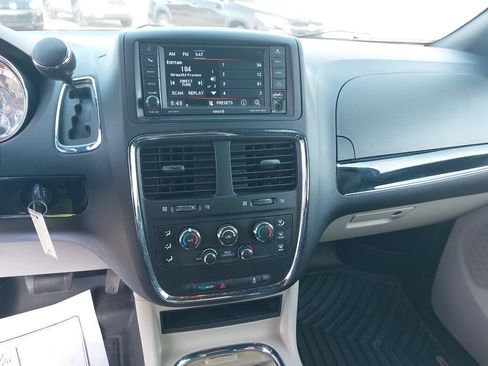 Used 2019 Dodge Grand Caravan SXT FWD image 16