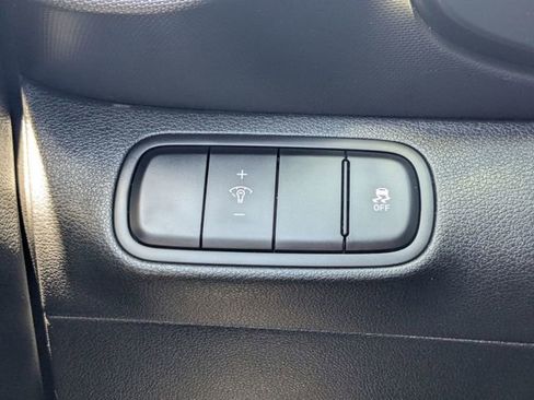 Used 2025 Hyundai Venue SE image 18