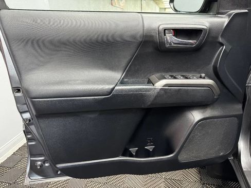 Used 2018 Toyota Tacoma TRD Sport AWD/4WD image 38