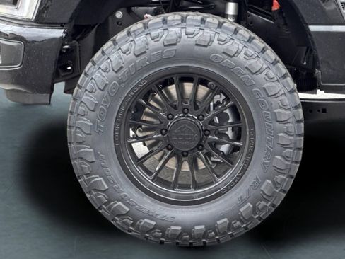 New 2026 Ford F250 Lariat w/ Black Appearance Package image 31