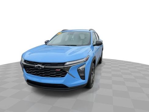 Used 2024 Chevrolet Trax RS w/ Sunroof Package FWD image 3