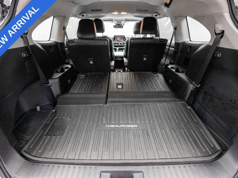 Used 2021 Toyota Highlander XLE AWD/4WD image 34