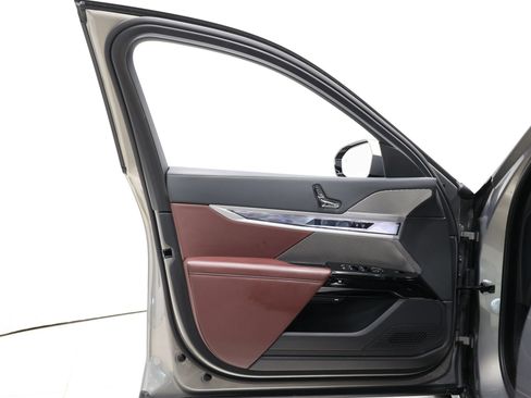 Used 2023 BMW 740i w/ Parking Assistance Package RWD image 10