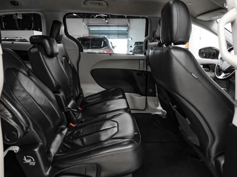 Used 2017 Chrysler Pacifica Touring-L FWD image 34