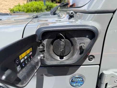 Used 2023 Jeep Wrangler Unlimited Rubicon 4xe AWD/4WD image 9