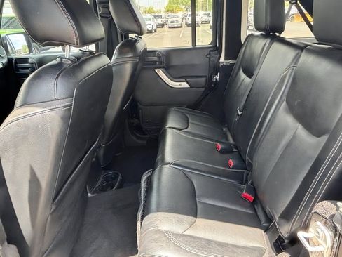 Used 2016 Jeep Wrangler Unlimited Rubicon w/ Connectivity Group AWD/4WD image 27