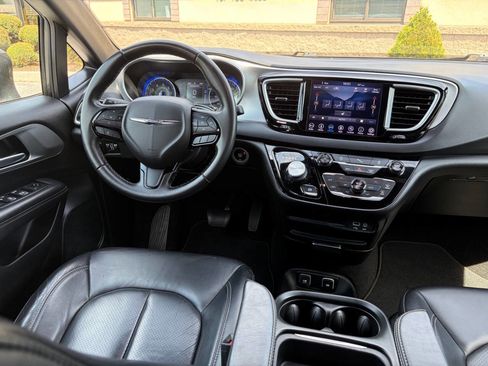 Used 2018 Chrysler Pacifica Touring-L w/ Premium Audio Group FWD image 5