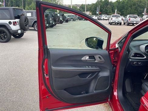 Used 2027 Chrysler Pacifica Select FWD image 8