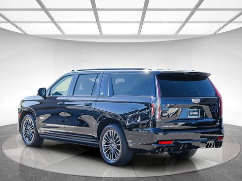 Used 2023 Cadillac Escalade ESV V AWD/4WD image 2