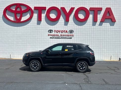 Used 2024 Jeep Compass Trailhawk AWD/4WD image 5