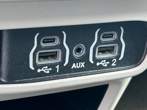 Used 2023 Chrysler Pacifica Touring-L FWD image 16
