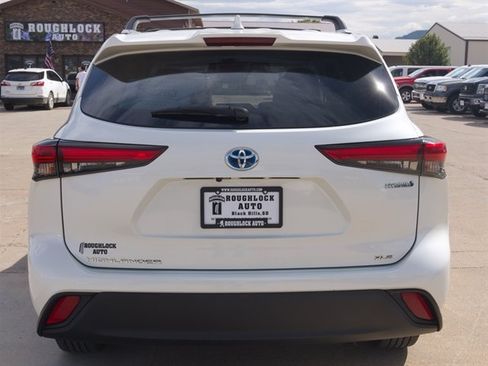 Used 2020 Toyota Highlander XLE AWD/4WD image 4