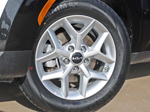 Used 2025 Kia Soul LX w/ LX Technology Package FWD image 11