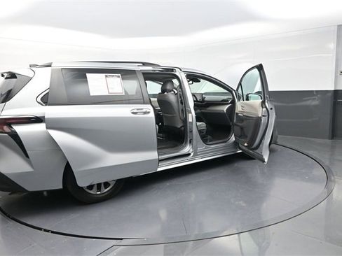 Used 2023 Toyota Sienna XLE image 31